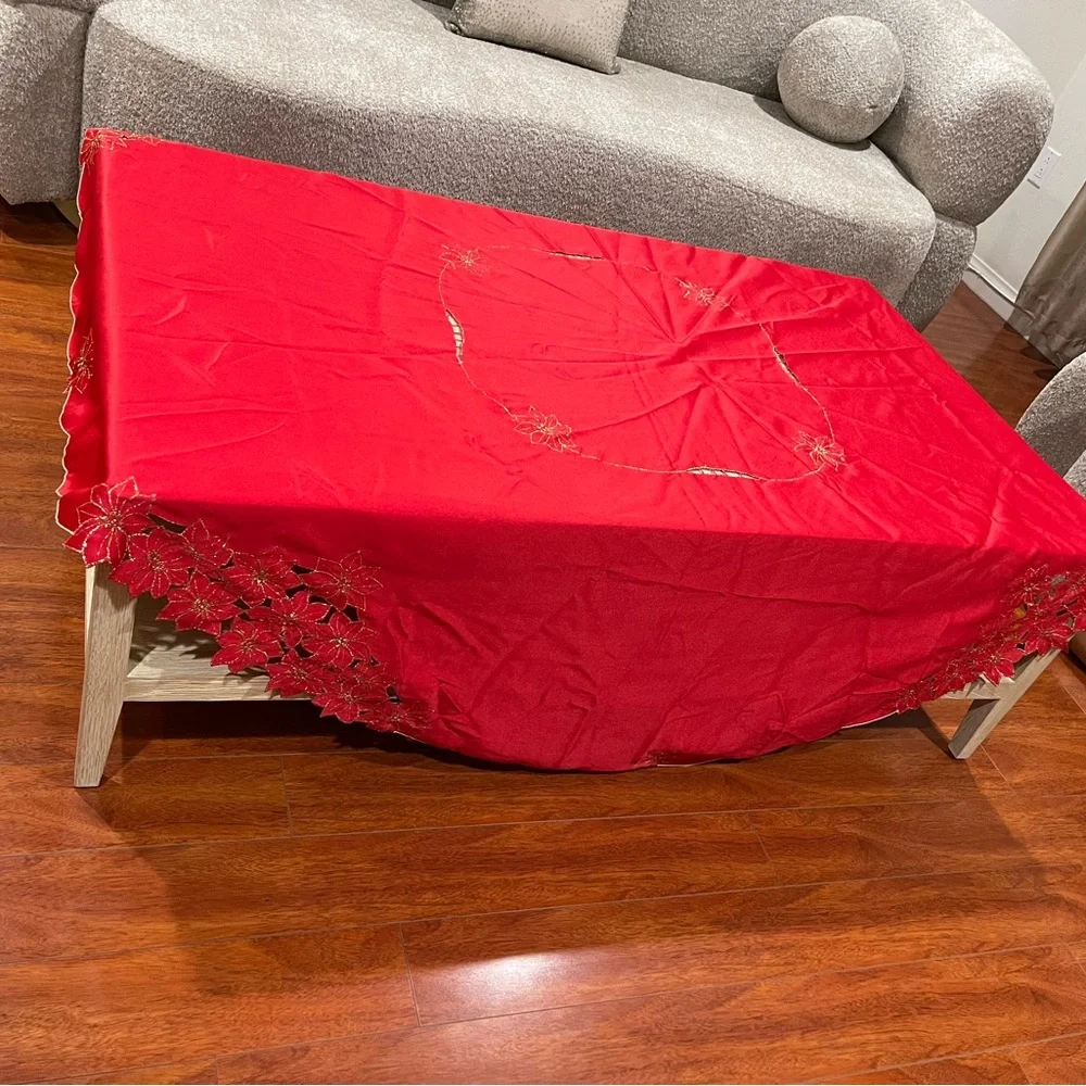 Poinsettia Cluster Round Red Tablecloth